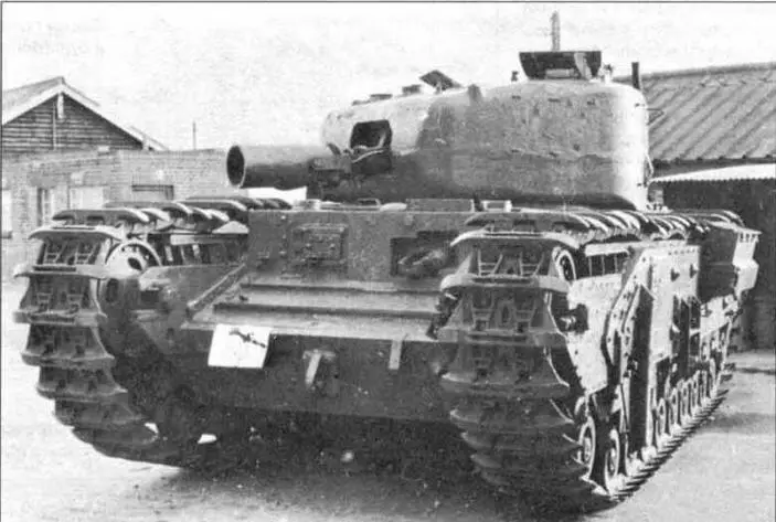 бронированная инженерная машина Черчилль AVRE один из членов экипажа - фото 49