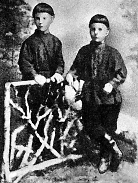 Митя и Коля Гумилевы 1890е годы Царскосельская Николаевская мужская - фото 5