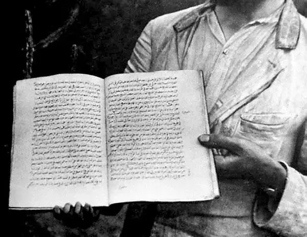 Священная книга ШейхГусейна в руках Н Гумилева Фотография Н Сверчкова НС - фото 23