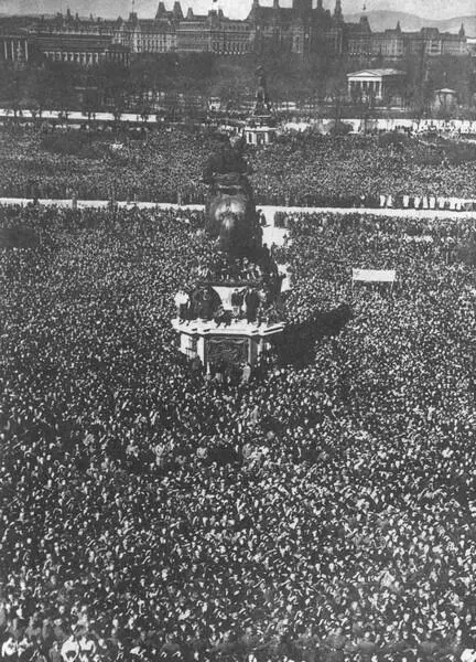 Площадь Героев 15 марта 1938 г Вена в упоении от Гитлера Замок Винденау - фото 5