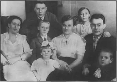 Днепропетровск 1938 г Семьи К С Грушевого и Л И Брежнева Слева направо - фото 35