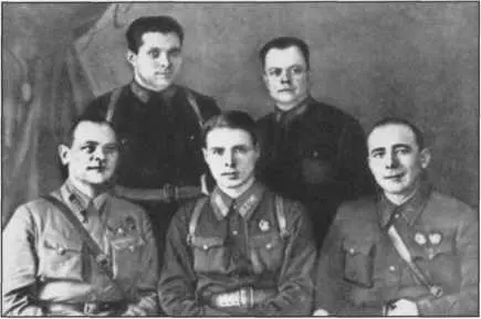 Оперативная группа Южного фронта Второй ряд слева Н А Щелоков - фото 40