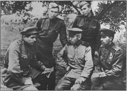 194445 гг Слева Начальник политотдела 218й РомоданоКиевской гвардейской - фото 44