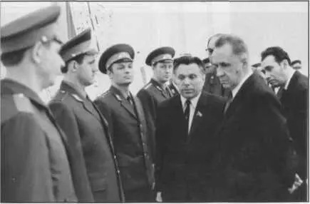 Председатель правительства А Н Косыгин осматривает образцы новой формы - фото 57