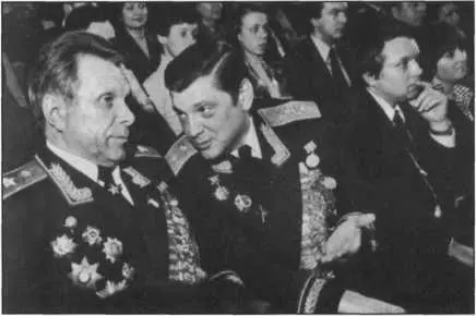 Н А Щелоков и Ю М Чурбанов С Д Д Шостаковичем С М А Шолоховым в - фото 76