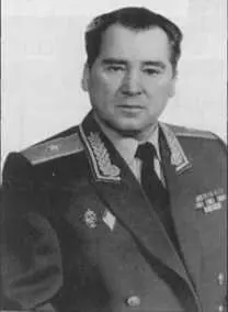 М С Райлян Н М Брадулов Поэт С В Михалков в гостях у руководства - фото 94