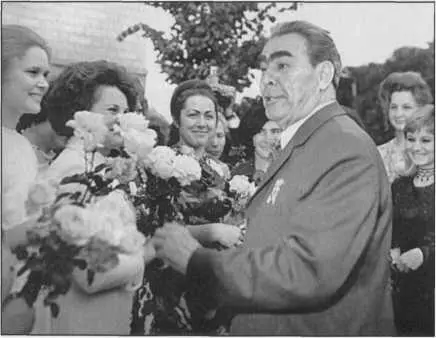 Л И Брежнев в г Кишиневе 1974 г Вверху Адмирал Флота Советского Союза - фото 100