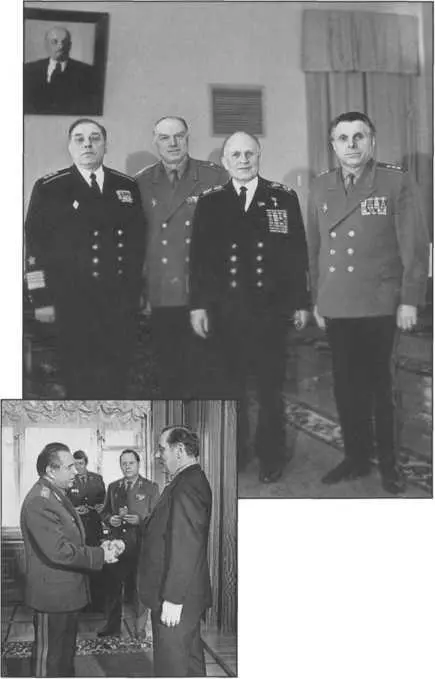Вверху Адмирал Флота Советского Союза С Г Горшков в центре в МВД СССР - фото 101