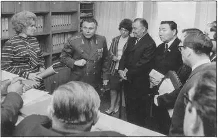 Кабинет передового опыта Штаба МВД СССР Н А Щелоков проводит ознакомительную - фото 122