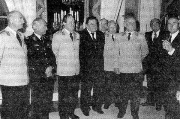 Премьерминистр Баварии Франц Йозеф Штраус с баварскими командирами - фото 4