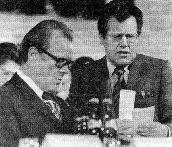 Вилли Брандт 19131992 с умершим в 1995 г шпионом ГДР Гюнтером Гийомом на - фото 6