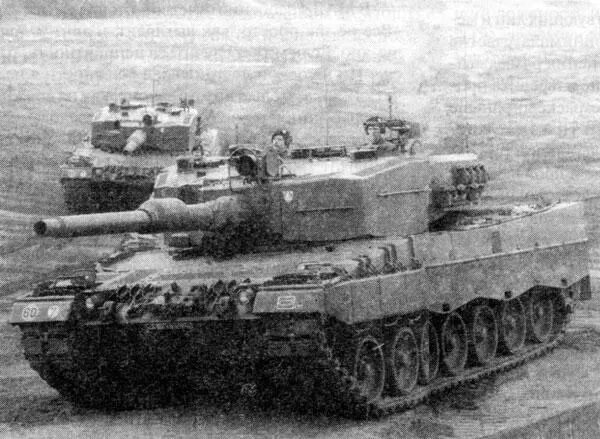 Немецкий боевой танк Леопард II в действии На снимке во время учений в - фото 15