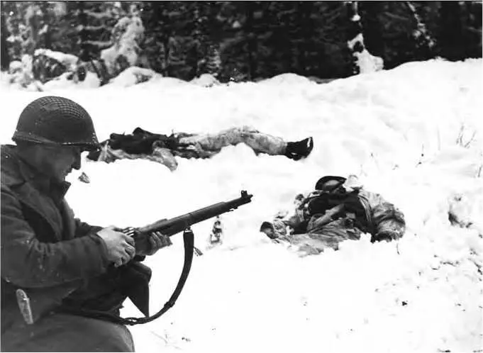 Арденны Американский солдат в бою Уличный бой в Будапеште Февраль 1945 г В - фото 68