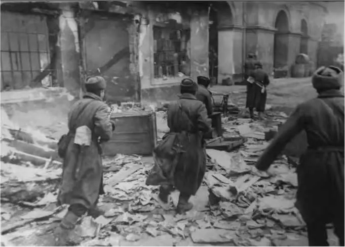 Уличный бой в Будапеште Февраль 1945 г В Венгрии Февраль 1945 г Короткий - фото 69