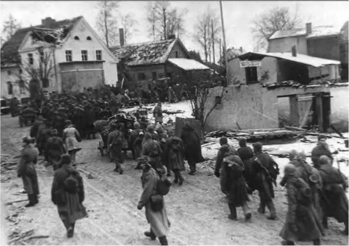 В Венгрии Февраль 1945 г Короткий привал в австрийском городке Март 1945 г - фото 70