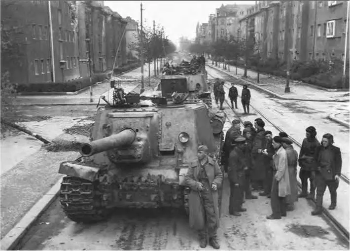 Короткий привал в австрийском городке Март 1945 г Советские танки в Вене 13 - фото 71