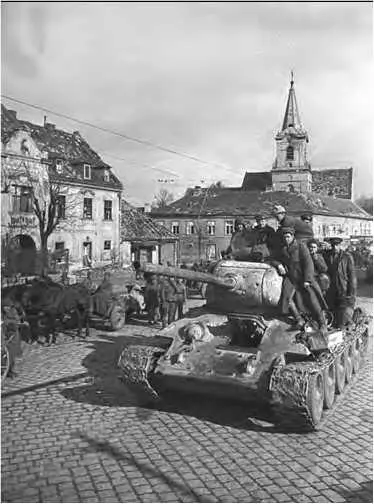 Советские танки в Вене 13 апреля 1945 г Знамя Победы над Веной 13 апреля - фото 72