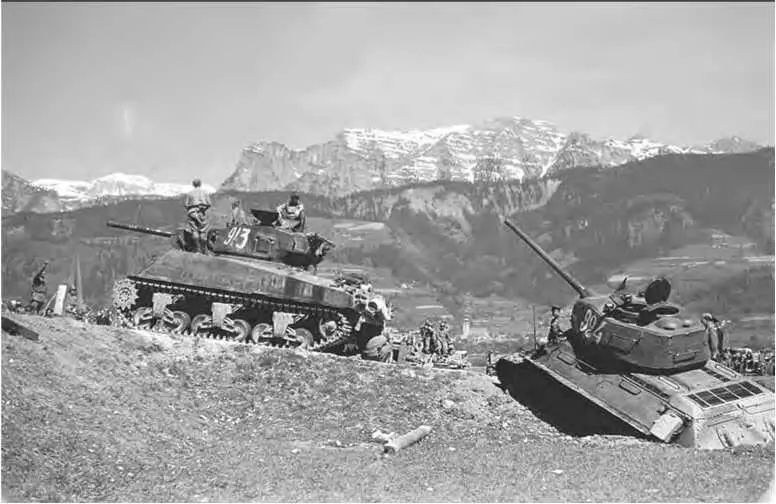 На демаркационной линии в Австрийских Альпах 9 мая 1945 г Узники - фото 74