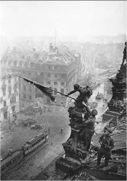 Знамя Победы над Рейхстагом 2 мая 1945 г На Берлин Апрель 1945 г Пленные - фото 81