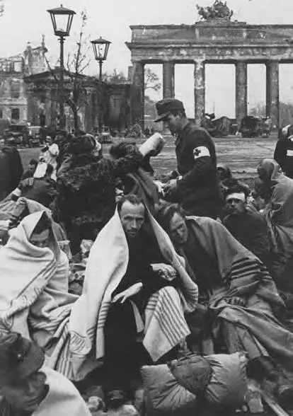 Пленные Берлинмай 1945 г У стен Рейхстага Май 1945 г Встреча на Эльбе - фото 83