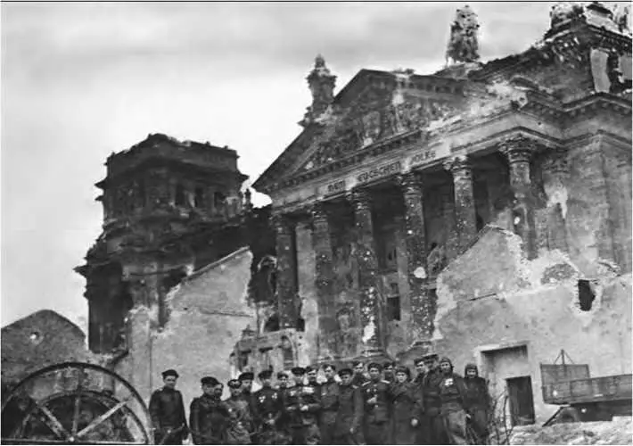У стен Рейхстага Май 1945 г Встреча на Эльбе 25 апреля 1945 г Маршал К - фото 84
