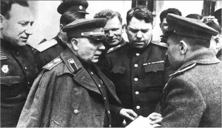 Маршал К Е Ворошилов в штабе 3го Белорусского фронта Апрель 1945 г - фото 86