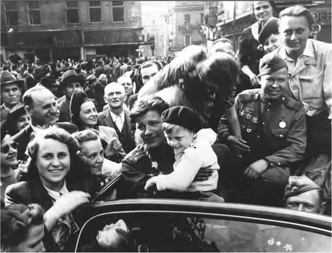 В Праге 9 мая 1945 г Пражане приветствуют командира 1го Чехословацкого - фото 88