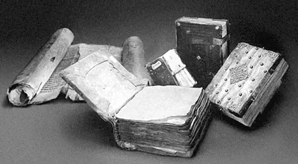 Древние книги Рукописные книги в допечатные времена были очень редки и - фото 1