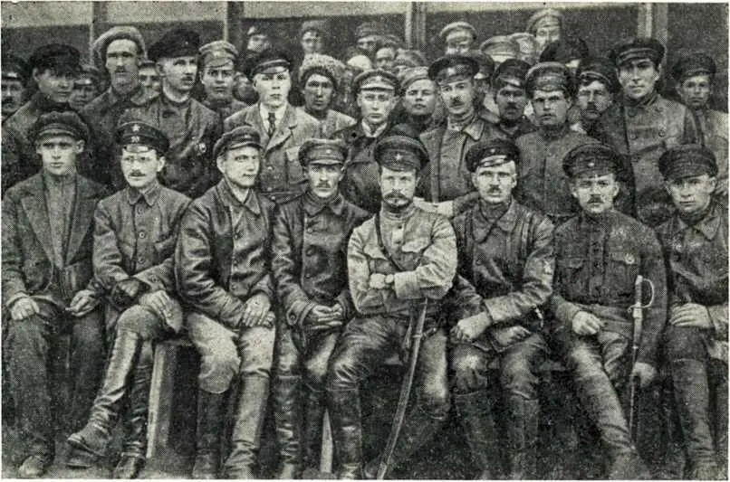 М В Фрунзе с командой бронепоезда 4я армия Восточного фронта 1919 г - фото 16