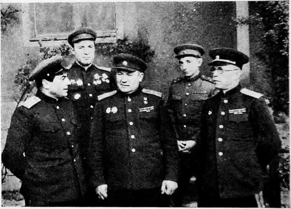 После совещания в политотделе армии Слева направо А Д Капник А А - фото 13