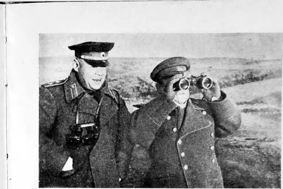 Н Ф Ватутин и П С Рыбалко изучают обстановку перед форсированием Днепра - фото 20