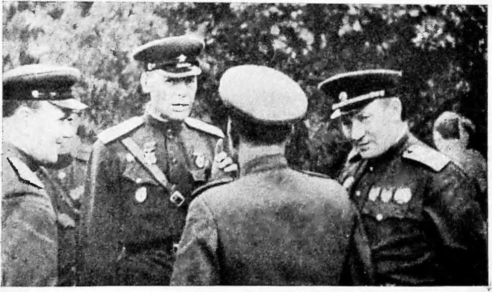 Ю Н Соловьев в центре ставит задачу офицерам технической службы - фото 23