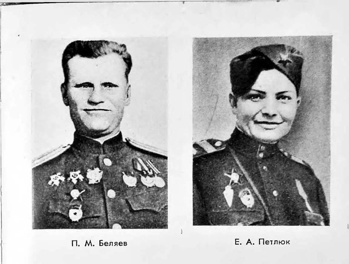И С ВагановВ А Концов М П Каменчук докладывает командарму обстановку - фото 26