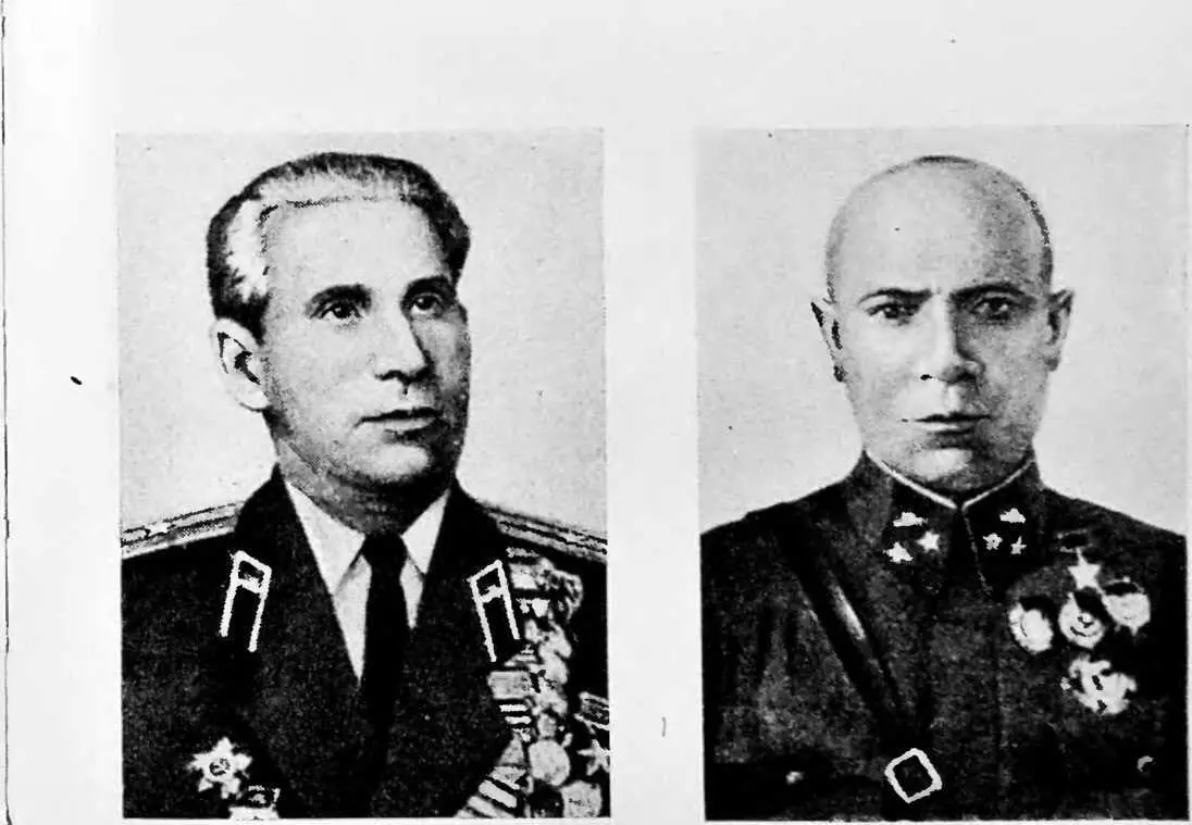 И С ВагановВ А Концов М П Каменчук докладывает командарму обстановку - фото 27