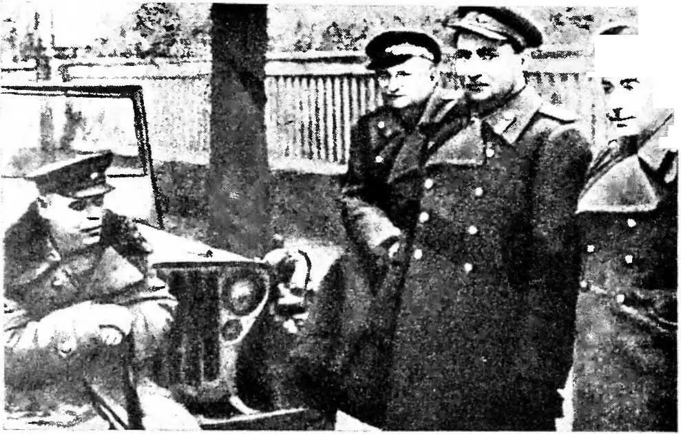 П С Рыбалко беседует с военными корреспондентами А Ю Кривицким и К М - фото 35