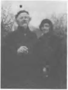 К Бальмонт и его жена Елена Константиновна 1936 Но смутно было у Марины на - фото 34