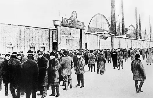 У проходной Путиловского завода 1905 г Уличные столкновения 9 января 1905 - фото 82