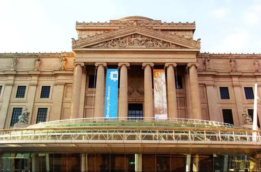 Здание музея Бруклинский музей один из старейших и крупнейших художественных - фото 1