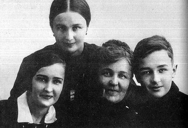 Семья фон Бремзен 1931 г Дедушка Андрей Бремзен погибший во время войны - фото 8