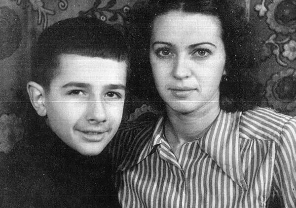 Сергей с бабушкой Аллой 1949 г Бабушка Алла 1960е гг Лариса 1950е гг - фото 15