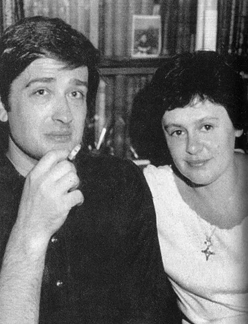 Лариса и Сергей в нашей арбатской квартире 1974 г Это я ем виноград в - фото 20
