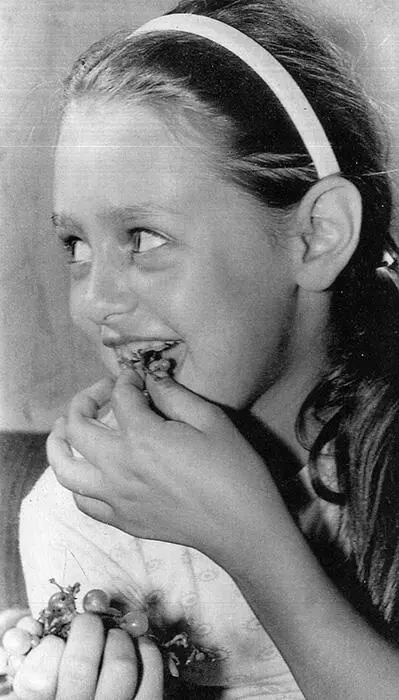 Это я ем виноград в Одессе 1972 г Дедушкаразведчик при полном параде 1970 - фото 21