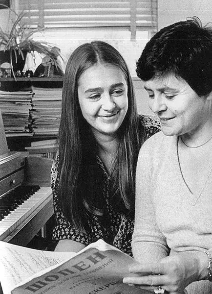 Мы с мамой в Филадельфии 1978 г Я в роли модели 1982 г Лариса готовит - фото 26