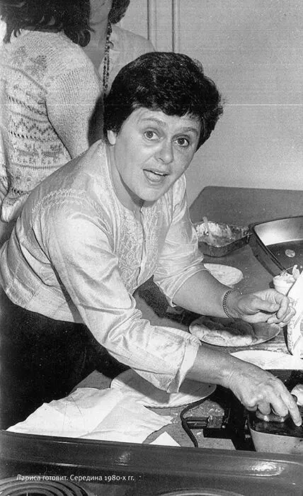 Лариса готовит Середина 1980х гг В перестройку семья воссоединилась 1989 - фото 28