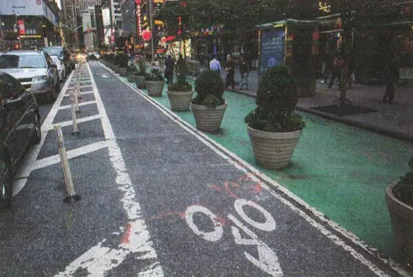 Рис 45 На этой велодорожке велосипедистов защищают столбики парковка и - фото 29