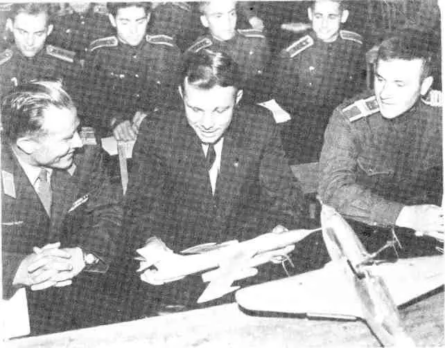 В родном училище Я Н Масликов слева обучавший Ю А Гагарина Октябрь - фото 10