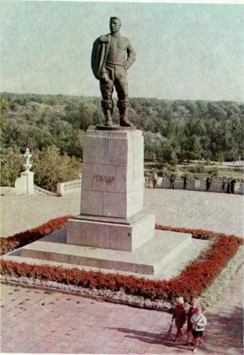 Оренбург город юности Ю А Гагарина Из окна училища виден памятник Валерию - фото 15