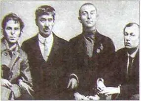 Слева направо О Мандельштам К Чуковский Б Лившиц Ю Анненков 1914 год В - фото 6