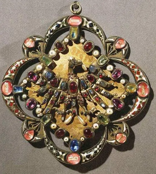 Брошьреликварий Чехия Середина XIV века Серебро позолота эмаль - фото 54