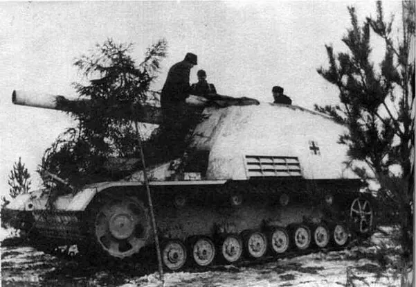 На огневой позиции расчет маскирует 150мм самоходную гаубицу Hummel Восточный - фото 110